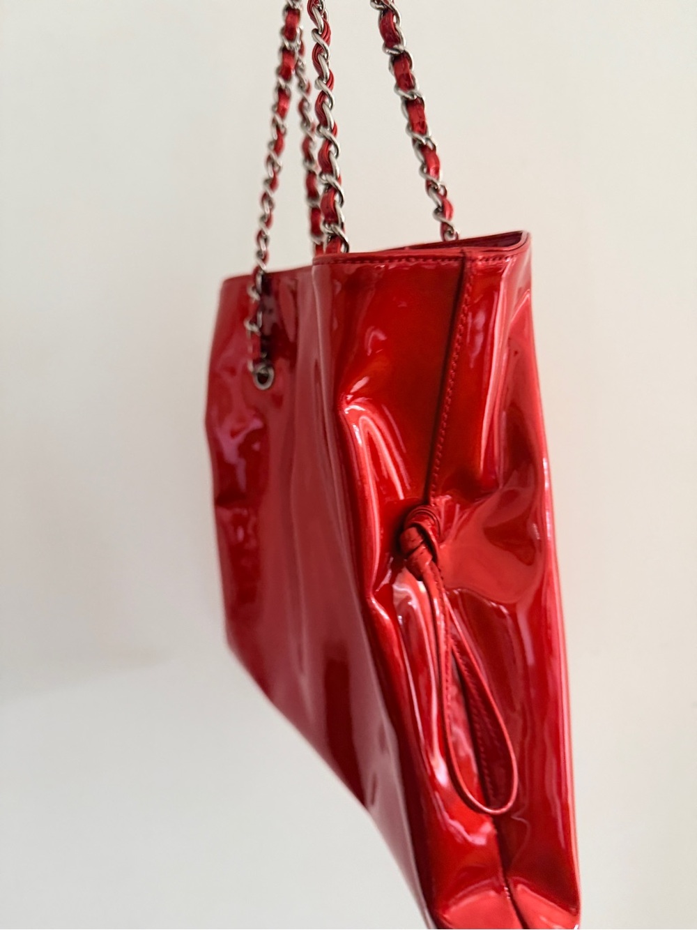 CHANEL Bon Bon Tote - Medium Red patent with rhinestones - Picture 4 of 15